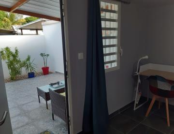 Terrasse privée avec salon de jardin attenante à la chambre 