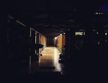 Entrée colonnade dans la nuit. 
